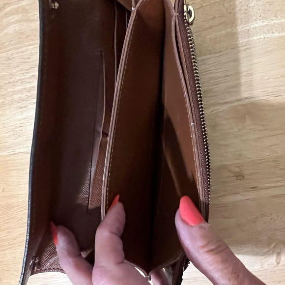 LV Accordion Long Bifold Wallet. - Picture 11 of 14